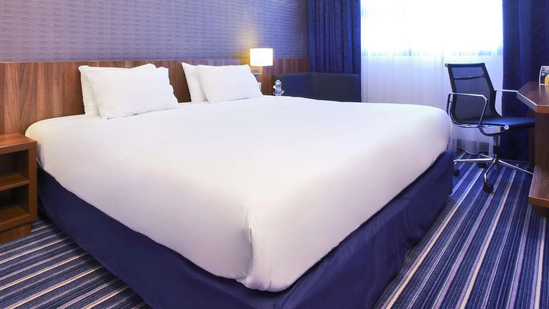 Holiday Inn Express - Marseille Airport, An Ihg Hotel Vitrolles  Vitrolles (Bouches-du-Rhone)